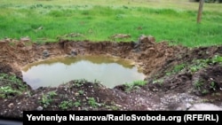 «За попередніми даними, ворожий літак скинув 3 авіаційні бомби» – прокуратура. Вирва від авіаційної бомби «КАБ», Запоріжжя (фото ілюстраційне)