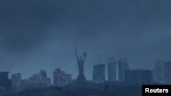 Дим піднімається після чергового російського ракетного удару у Києві, 9 березня 2023 року