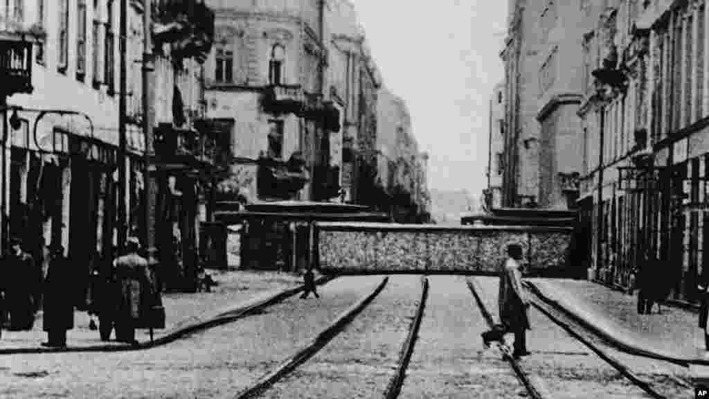 По заповед на лидера на Нацистка Германия Адолф Хитлер по време на Втората световна война на 19 април 1940 г. в полската столица Варшава е създадено гето, в което СС (Шуцщафел - паравоенна организация на Нацистка Германия) обкръжава около половин милион евреи. На снимката се вижда една от стените на Варшавското гето, 1 февруари 1941 г.