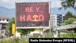 Plakat u ulici koja vodi prema NATO bazi, Istočno Sarajevo, 18. juna 2023.