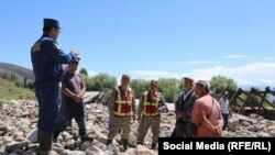 Өзгөчө кырдаалдар министри Бообек Ажикеев сел жүргөн айылдарга барып, жергиликтүү калктан кабар алган. 8-август, 2023-жыл 