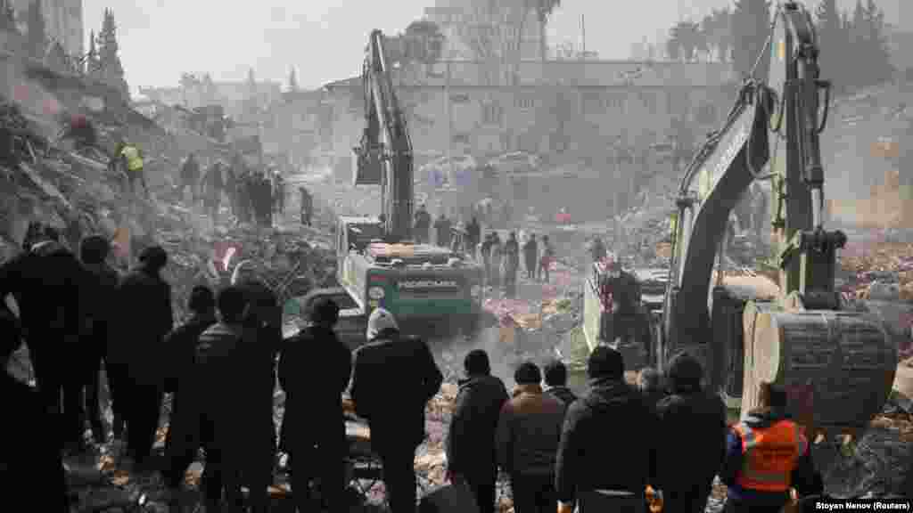 Mivel egyre kisebb az esély, hogy túlélőkre bukkanjanak, a katasztrófa sújtotta városokban a keresés helyét kezdi átvenni a romok eltakarítása, hiszen a túlélőket maguk az épületroncsok, de az esetlegesen terjedni kezdő betegségek is veszélyeztethetik