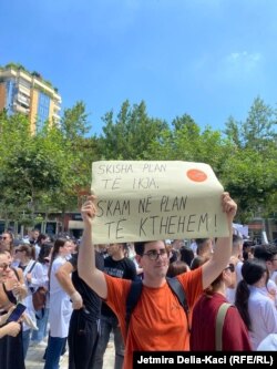 Eugen Lazaj, student i mjekësisë.