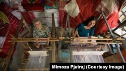 Mimoza Pjetraj me nënën e saj.