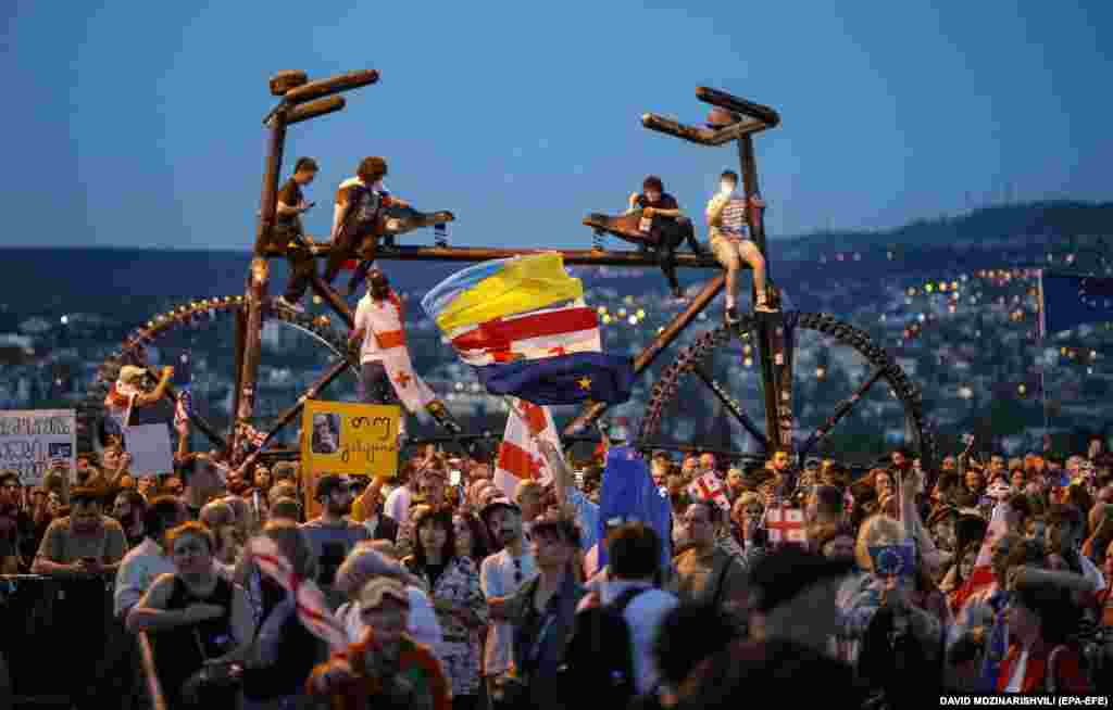Opozita gjeorgjiane duke protestuar kundër një projektligji për &quot;agjentët e huaj&quot;, jashtë parlamentit në Tbilisi.