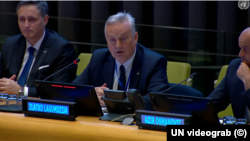 Anëtari i Presidencës së Bosnjës, Denis Beqiroviq (majtas), ambasadori i Bosnjës në OKB, Zllatko Lagumgjija (në mes) dhe Azir Osmanoviq, një i mbijetuar nga Srebrenica, në Nju Jork, 19 prill 2024.
