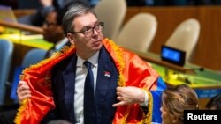 Predsednik Srbije Aleksandar Vučić ogrnut zastavom Srbije na sednici Generalne skupštine Ujedinjenih nacija na kojoj je usvojena Rezolucija o Srebrenici, 23. maj 2024.