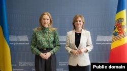 Vicepreședinta Radei de la Kiev, Olena Kondratiuk (stânga), se află într-o vizită la Chișinău. Kondratiuk a susținut un briefing împreună cu vicepreședinta Parlamentului moldovean, Doina Gherman, pe 29 aprilie.