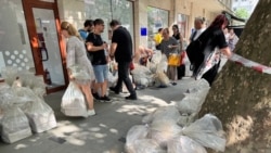 Sacuri cu voturi zac pe trotuar în fața Biroului Electoral din București.