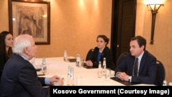 Visoki predstavnik EU Žozep Borelj na sastanku s premijerom Kosova Aljbinom Kuritjem u Minhenu, 16. februar 2024.