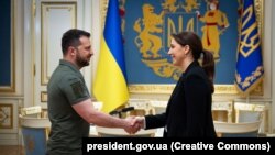 Президент України Володимир Зеленський і міністр з питань зміни клімату й навколишнього середовища Об’єднаних Арабських Еміратів, голову Офісу з міжнародних справ при президентові ОАЕ Маріам Альмхейрі. Київ, 10 червня 2023 року