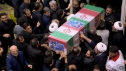 O femeie din Iran ale cărei rude au fost executate de regim sărbătorește moartea lui Raisi