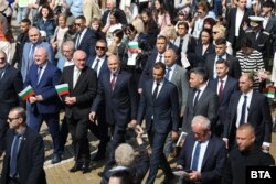 В шествието и тържествената церемония се включиха (от ляво надясно) министърът на образованието Галин Цоков, премиерът Димитър Главчев, президентът Румен Радев, кметът на София Васил Терзиев и други