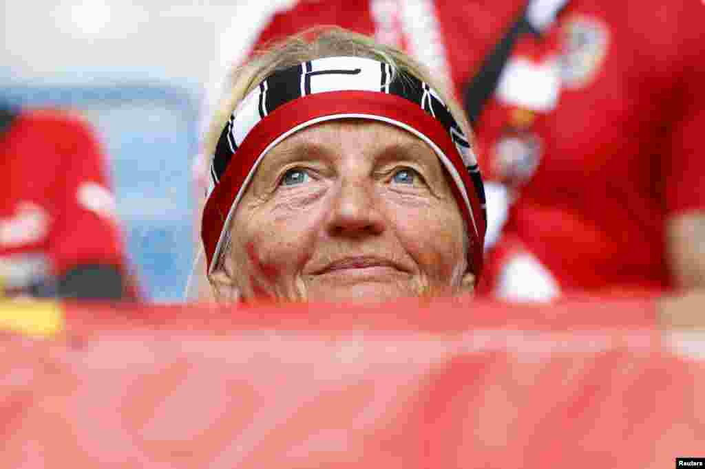 Годините не се важни кога се навива а својата репрезентација. Повозрасна навивачка на Австрија на мечот со Франција.