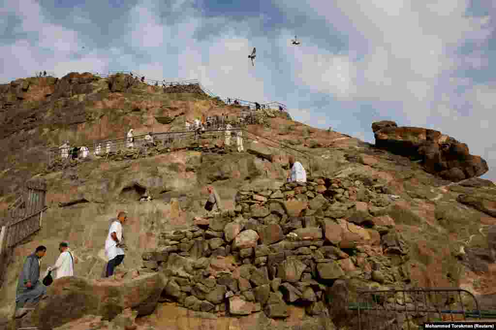 Pelegrinët myslimanë duke vizituar malin Al-Noor.