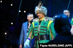 Боксер Олександр Усик в образі українського гетьмана у момент прибуття на бій із британцем Тайсоном Ф'юрі, в якому він переміг, завоювавши титул абсолютного чемпіона світу в надважкій вазі. Ер-Ріяд, Саудівська Аравія, 19 травня 2024 року