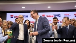 Premijer Srbije Miloš Vučević i predsjednik Srbije Aleksandar Vučić proslavljaju pobjedu koalicije okupljene oko naprednjaka u skoro svim gradovima i opštinama na lokalnim izborima, 2. juni 2024.