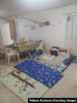 Сім'ї надали безкоштовне помешкання. Волонтери привозять їжу, іграшки, канцтовари