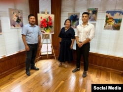 Көргөзмөнүн куратору Гүлсара Акматова, сүрөтчүлөр Азиз Сулайманов жана Залкар Токтогулов.