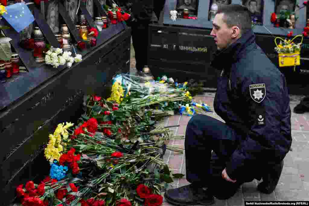 Інформація про те, що у&nbsp;подіях Революції гідності&nbsp;брали участь російські правоохоронці та снайпери &ndash; це фейк. Про це під брифінгу 19 лютого заявив Олексій Донський, керівник департаменту в справах Майдану Офісу генпрокурора.&laquo;Це красива версія, яка не ґрунтується на реальних фактах. Вбивали, вчиняли насильницькі злочини саме українські правоохоронці, які отримували вказівки від української влади&raquo;, &ndash; зазначив Донський. Водночас він наголошує: Росія мала &laquo;величезний вплив&raquo; на схвалення рішень під час Революції гідності, і саме тоді бере початок &laquo;гібридна&raquo; агресія РФ проти України