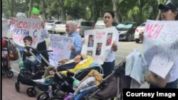 Булчуңдары атрофия болуп ооруп, баспай калган балдардын ата-энелери пикетке чыкты. 2024, 13-июнь 