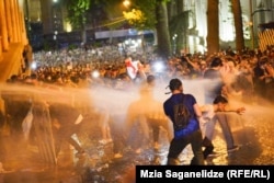 პარლამენტის გვერდით შესასვლელთან დემონსტრანტების წინააღმდეგ პოლიციამ წყლის წავლი და ცრემლსადენი გაზი გამოიყენა. თბილისი, 1 მაისი, 2024