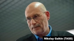 Борис Акунін повідомив, що приводом для блокування стала наявність у продажу останнього роману російського письменника Володимира Сорокіна