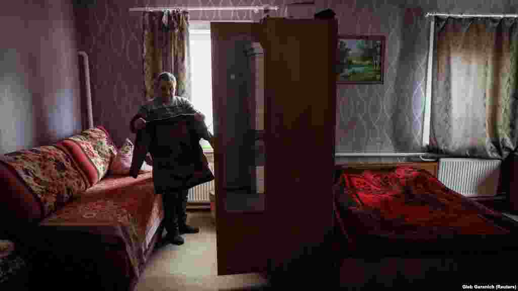 A nő élettársa, Anatolij Scsiruk &ndash; a képen az elhunyt egyik pulóverével a kezében &ndash; a mai napig nem tudta feldolgozni szerelme halálát