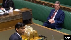 کی‌یر استارمر (نشسته) و ریشی سوناک در مجلس عوام بریتانیا، نوامبر۲۰۲۰