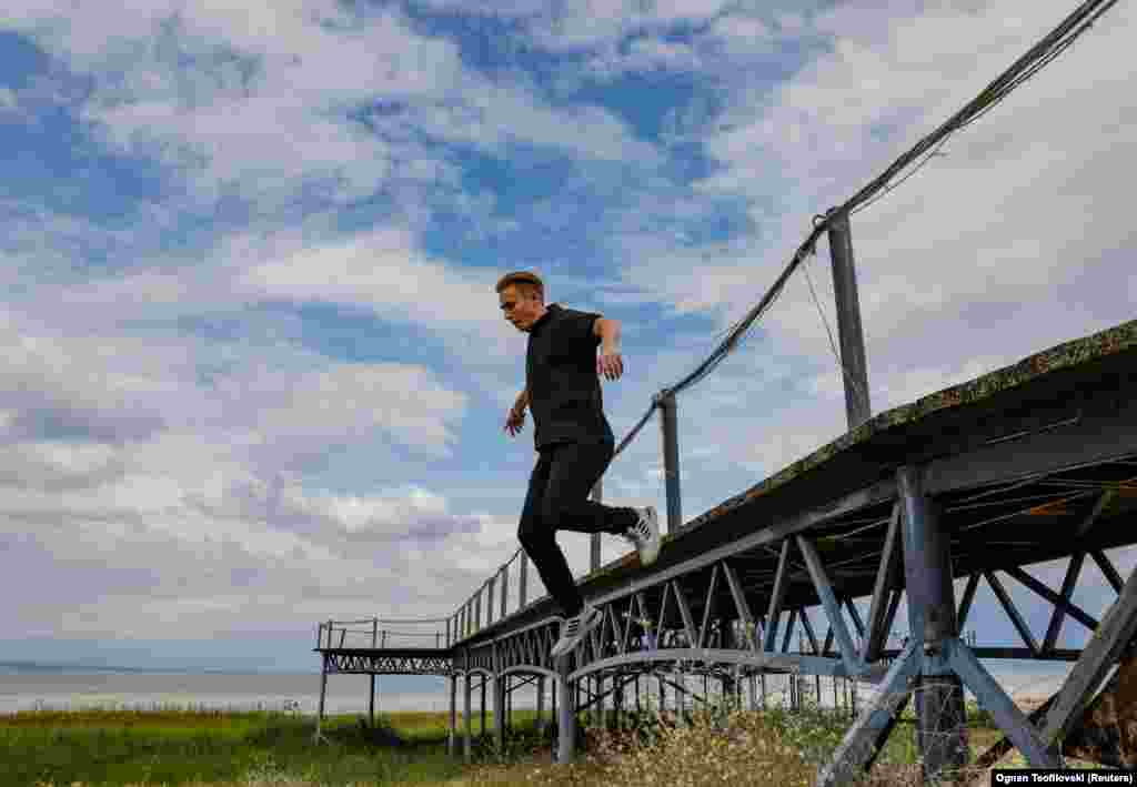 Aleksandar Ilievski skače sa platforme na suho kod sela Stenje. On je samo četiri godine ranije, 2019. godine, mogao zaroniti u vode&nbsp;Prespanskog jezera na potpuno istom mjestu. &quot;Ja sam odrastao u ovom selu i svi smo došli da skačemo sa ove platforme u vodu. U 2018. smo dosta skakali sa nje. Igrali smo se sa lopticama i svačim, ali sada vidite da situacija nije baš dobra. Voda je otišla.&quot;