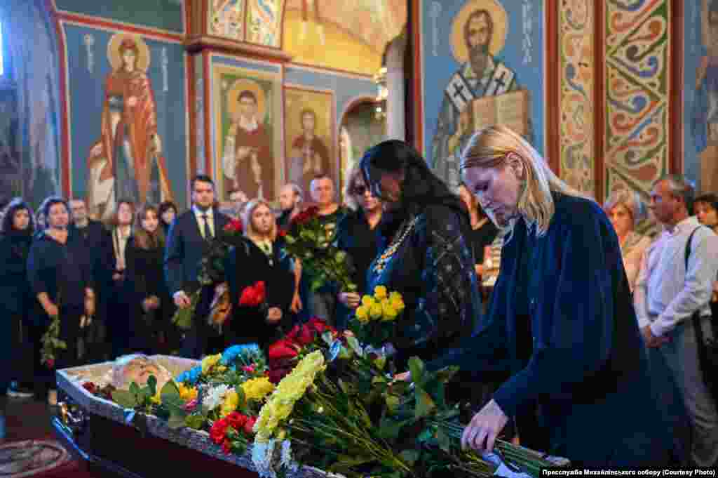 Провести Інну Кузнецову в останню дорогу прийшли рідні, друзі, колеги, колишні студенти, політики, дипломати