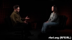 Журналіст Радіо Свобода Тарас Левченко (ліворуч) та громадянка РФ Ірина Криніна, що приїхала до свого цивільного чоловіка у табір для військовополонених окупантів, під час запису інтерв'ю, 2024 рік