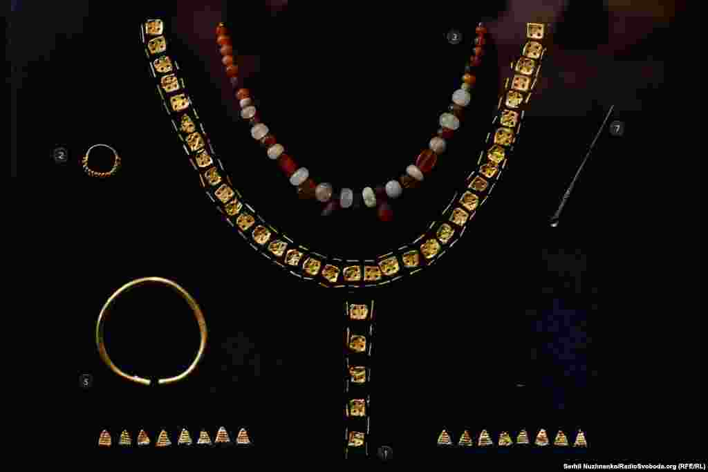 Після закінчення виставки в Амстердамі, в Україну повернули лише 19 артефактів із колекції київського музею; на кримські зібрання &ndash; 565 предметів зі страховою вартістю 1,5 млн євро&nbsp; претендувала Росія, яка на той час вже анексувала півострів