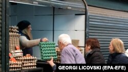 Qytetarët e anketuar nga Radio Evropa e Lirë, thonë se masat e Qeverisë maqedonase për ngrirjen e çmimeve të disa produkteve, fare pak kanë dhënë efekte pasi ato ose nuk respektohen nga tregtarët, ose bëhen manipulime të tjera.