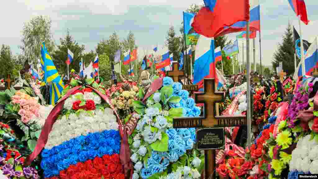 Fotografije ruskih vojnih groblja novinari rijetko objavljuju jer rizikuju da plate visoke kazne za širenje &quot;lažnih vijesti&quot; o ruskoj vojsci. Ova slika iz maja 2024. sa groblja u ruskoj Tambovskoj oblasti prikazuje vojne transparente i ploču u znak sjećanja na učesnika, kako Kremlj naziva, &quot;specijalne vojne operacije&quot; u Ukrajini.