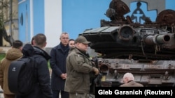 ნატოს გენერალური მდივანი კიევში, ომში განადგურებული რუსული ტექნიკის გამოფენაზე 