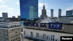 Логотип польського державного телебачення на офісі організації