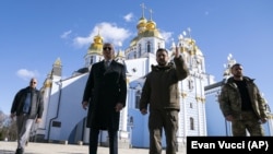 Президент України Володимир Зеленський і президент США Джо Байден (ліворуч) на території Михайлівського Золотоверхого монастиря. Київ, 20 лютого 2023 року 