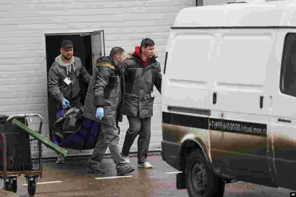 Dopremanje tijela žrtava u vozila hitne pomoći ispred Crocus City Halla, 23. marta.