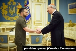 Президент України Володимир Зеленський і кардинал Маттео Марія Дзуппі, спеціальний представник папи Римського Франциска. Київ, 6 червня 2023 року