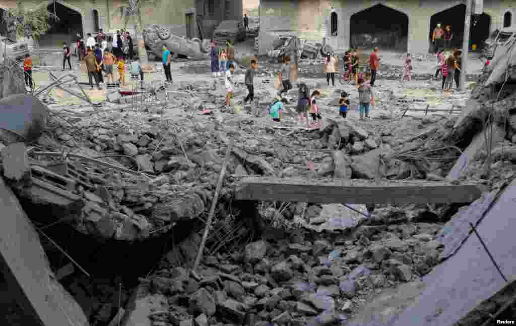 Mbetjet e ndërtesave të shkatërruara nga sulmet izraelite në Han Junis, 23 tetor 2023.&nbsp;&nbsp;