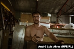 Andriy Denysenko, hulumtues dhe restaurues, duke punuar në ruajtjen e një anije të sapogjetur.