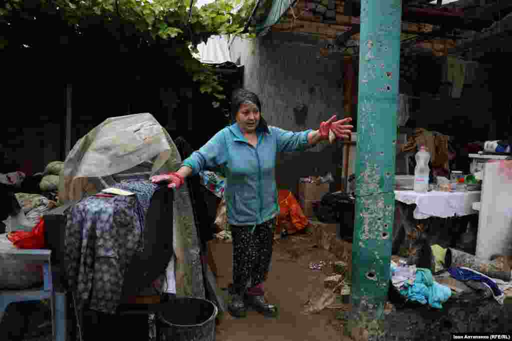 Дружина Миколи &ndash; Любов показує наслідки підтоплення будинку. Вся побутова техніка знищена, а дах ще не встигли відновити після обстрілів у лютому 2023 року