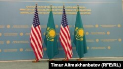 Америка менен Казакстандын желектери. 