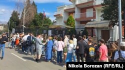 Red za glasanje na predsjedničkim izborima ispred Ambasade Rusije u Podgorici, 17. marta 2024.