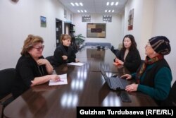 “Сезим” кризистик борборунун адистери чакан жыйын өткөрүүдө.