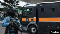 Jake sigurnosne mjere ispred suda u Hong Kongu, 18. decembra 2023.