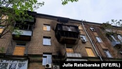 На місце ракетного удару по Дніпру, якого армія РФ завдала 19 квітня, жителі несуть квіти. Під завалами 5-поверхового будинку загинуло троє людей, Дніпро, 20 квітня 2024