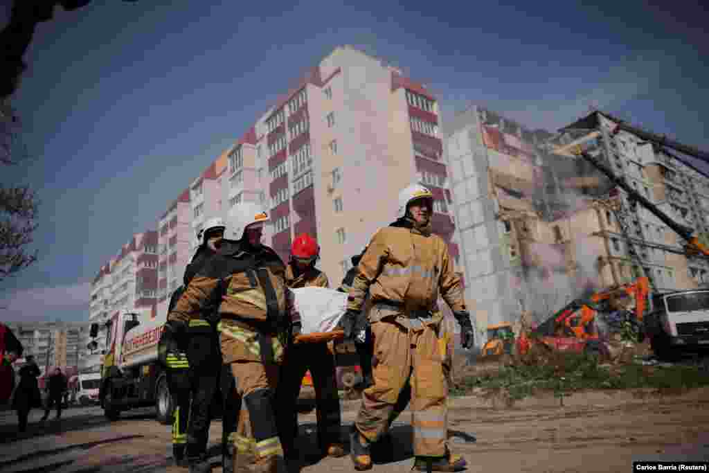 Ekipet e shpëtimit duke larguar trupat e personave që u vranë në Uman nga sulmet ruse. Kryeqyteti ukrainas, Kiev, po ashtu u godit nga shpërthimet. Zyrtarët raportuan se njësitë e mbrojtjes ajrore rrëzuan 11 raketa dhe dy dronë rusë.