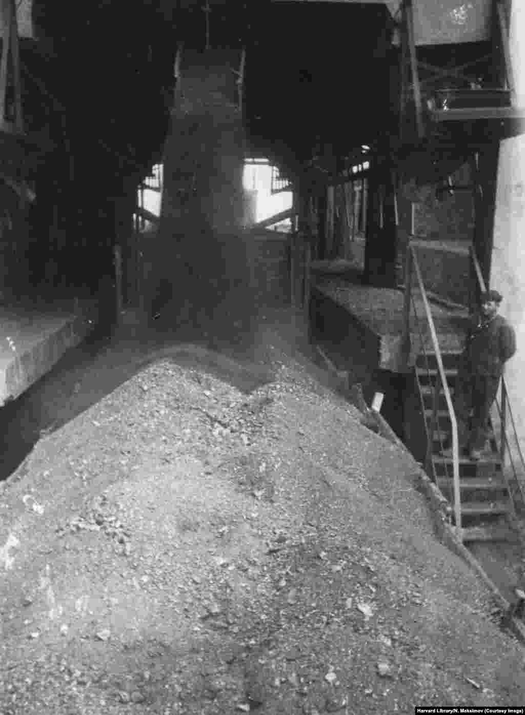 Utovar uglja u železnički vagon u obnovljenom rudniku u Donbasu.&nbsp;